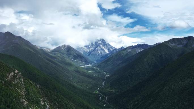 航拍阳光下云雾缭绕的雅拉雪山