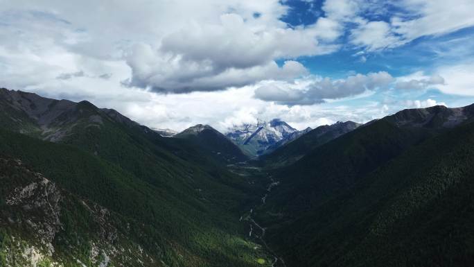 航拍阳光下云雾缭绕的雅拉雪山