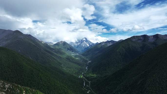 航拍阳光下云雾缭绕的雅拉雪山