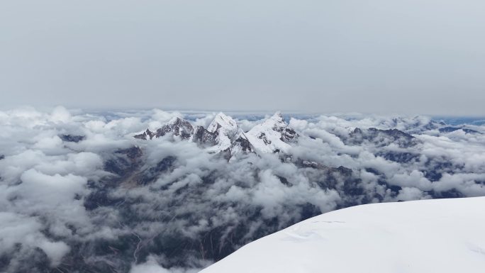 航拍四川第二高峰中山峰雪山云海风光