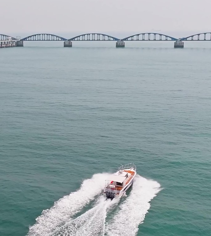 游艇飞驰海面高清视频，广西涠洲岛蓝桥