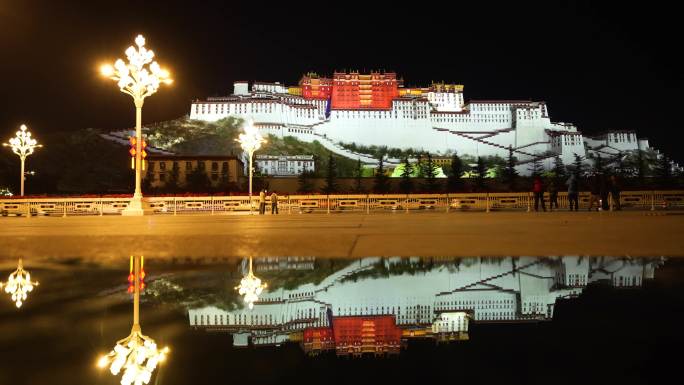 布达拉宫唯美夜景，倒影