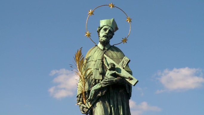 布拉格查理大桥上圣约翰·内波穆克雕像的特写细节