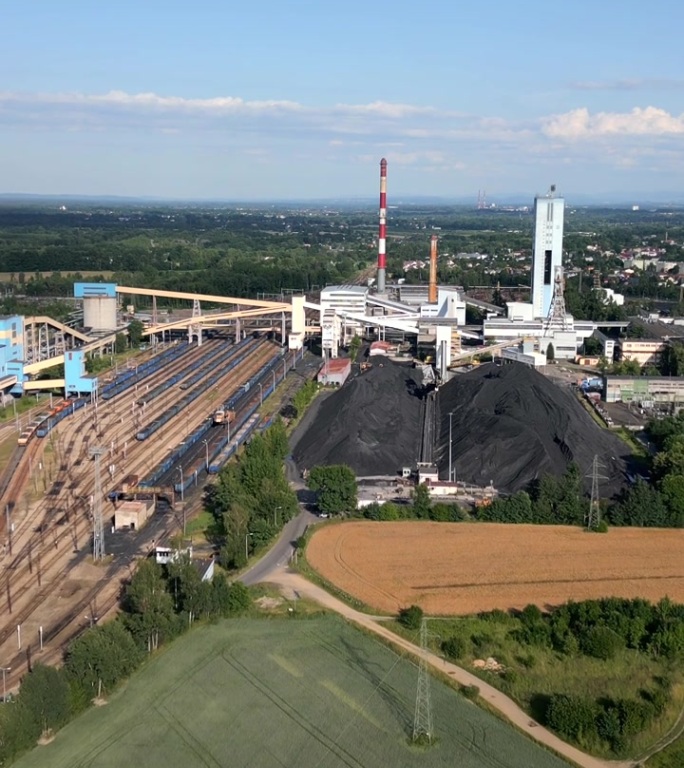 波兰煤矿航拍，有煤堆和铁轨