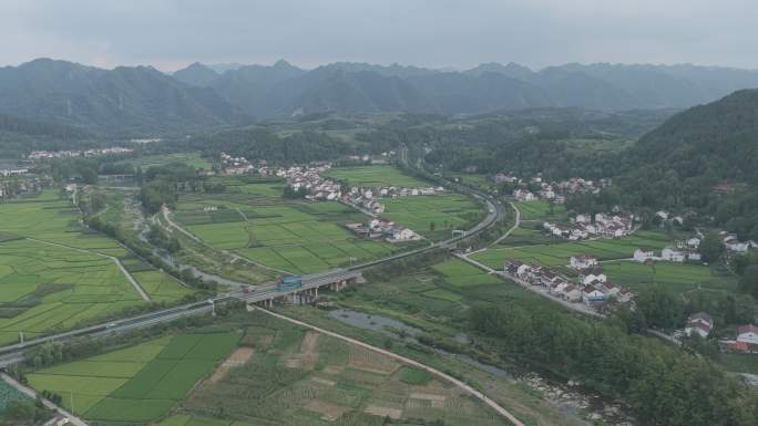 西汉高速上的乡村