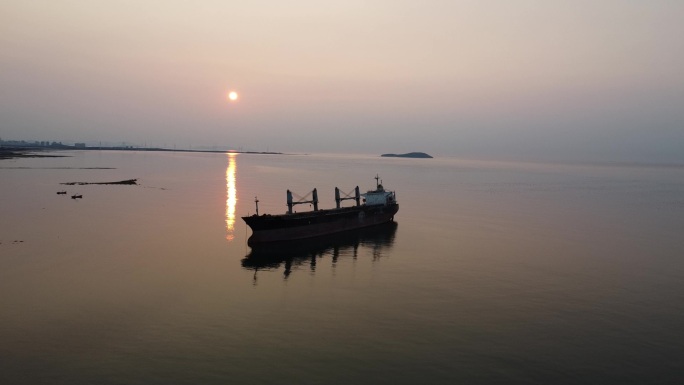山东威海海上日落与废弃货船