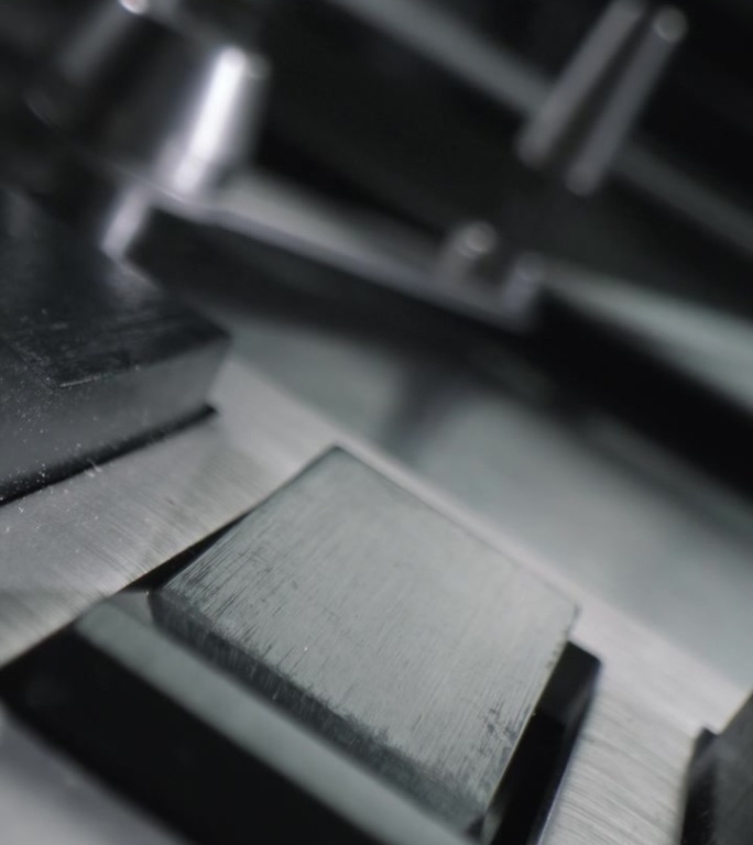 磁带录音机的极近特写镜头，男性手指按下停止和播放按钮