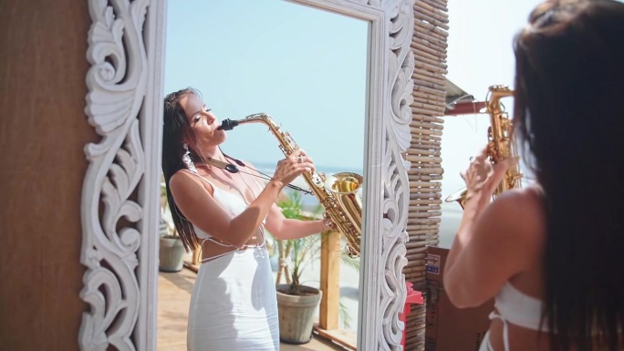 一位年轻女性在镜子前演奏金色萨克斯ophone。