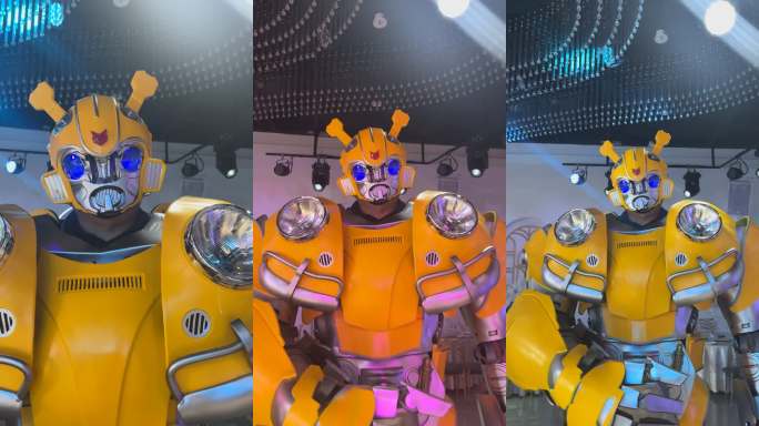 黄色机器人互动表演