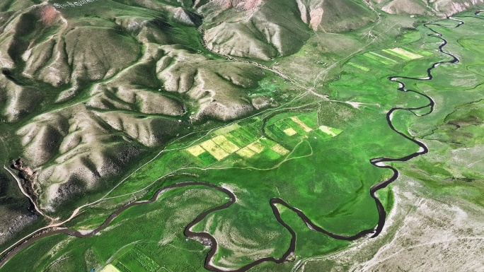 俯瞰阳光下甘南高原地区的丘陵和河流