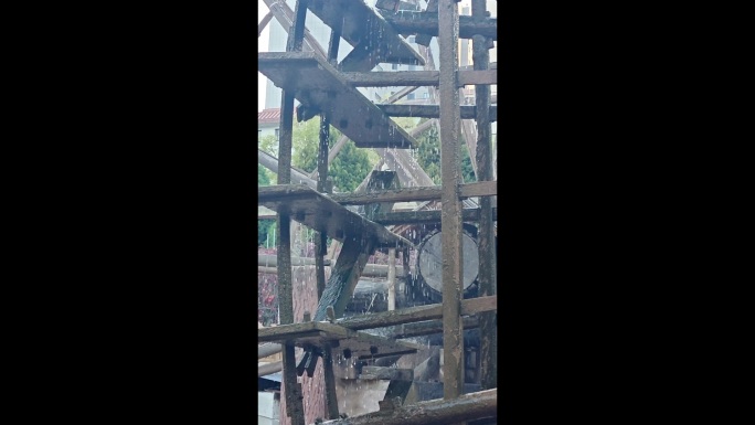 古老木质建筑结构特写