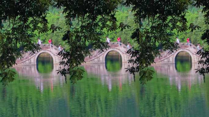 安徽宏村画桥上的行人