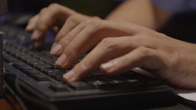 公职人员深夜加班工作 守岗敬业