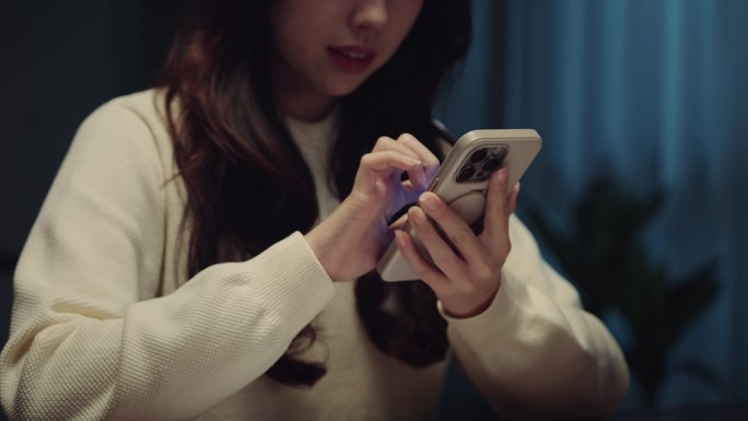 女人手机缴水电费 为家庭精打细算美少妇