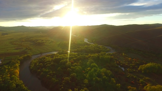 金色黄昏草原风光