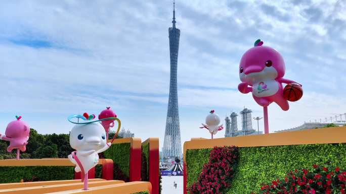 广州花城广场白天全运吉祥物