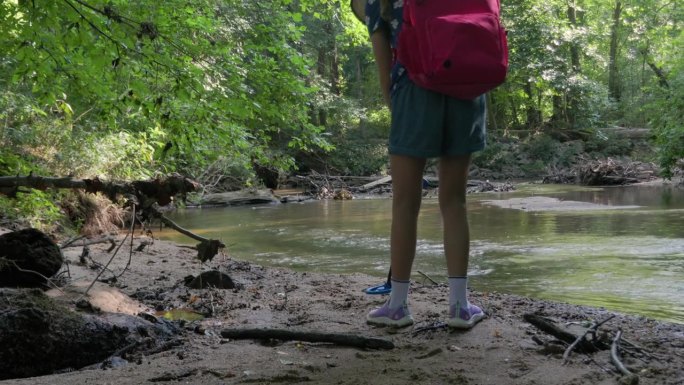 使用金属探测器寻找宝藏的人。孩子在河岸的沙子中使用金属探测器寻找自然中的宝藏。寻找宝藏。寻找古董硬币