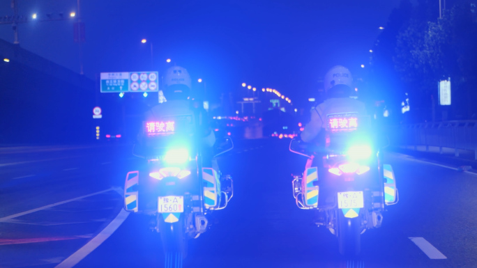 交警深夜巡逻执勤坚守 维护交通秩序