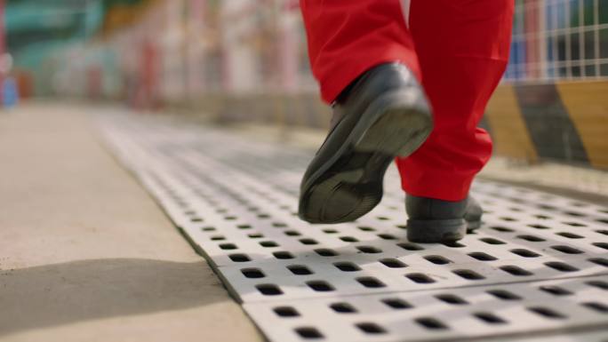 工人巡检作业电力建筑工程师建设者施工脚步