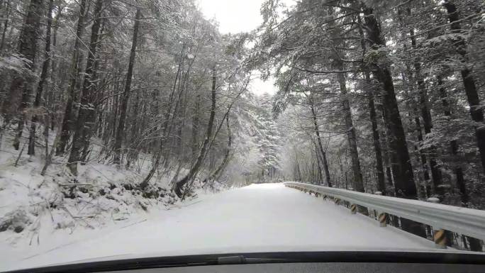 冰雪天气汽车山区路行驶第一视角