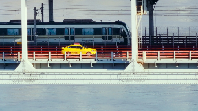 重庆出租车轻轨同框,重庆交通