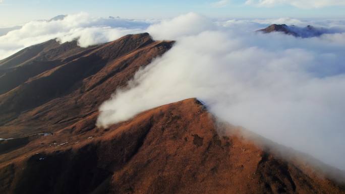 航拍云海山脉景观