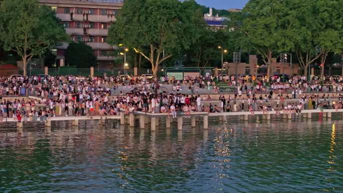 武汉武大凌波门日出看日出的人