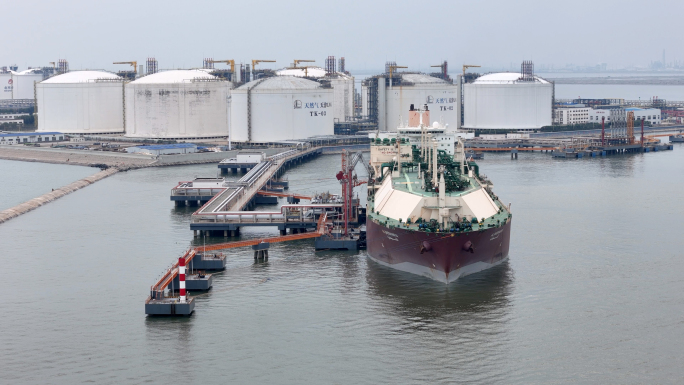航拍天津LNG船液化天然气接收站卸气