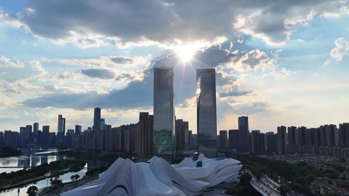 阳光普照下的梅溪湖金茂广场双子塔