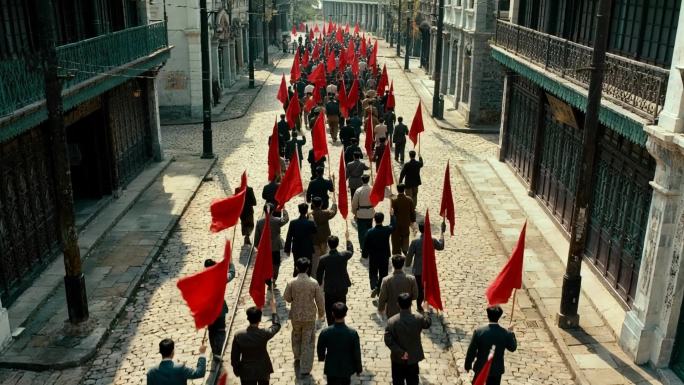 民国建筑下的游行队伍