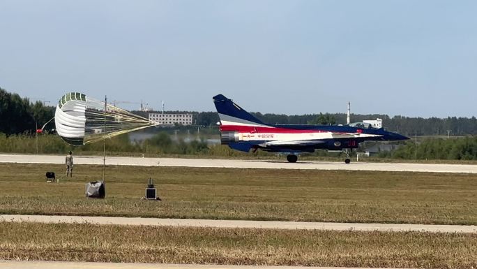 机场跑道战机滑行