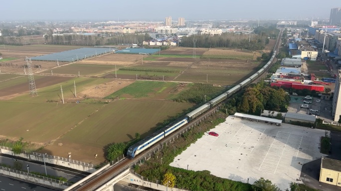 城市远郊铁路风景线