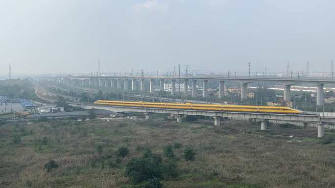 田野上的高铁动脉