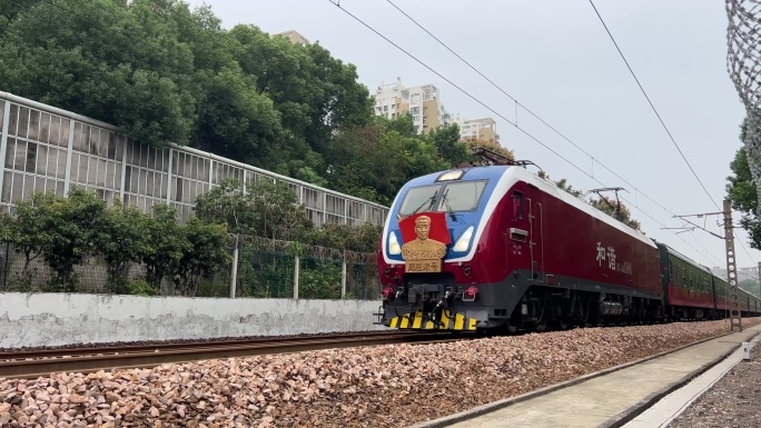 绿皮火车行驶铁道线