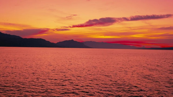 宁静的亚得里亚海在黄昏的天空下，轻柔的波浪。