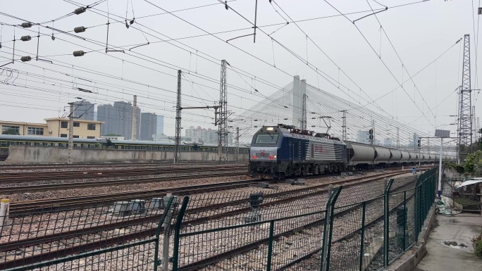 货运列车铁轨运输场景