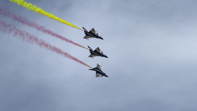 战机空中炫技表演