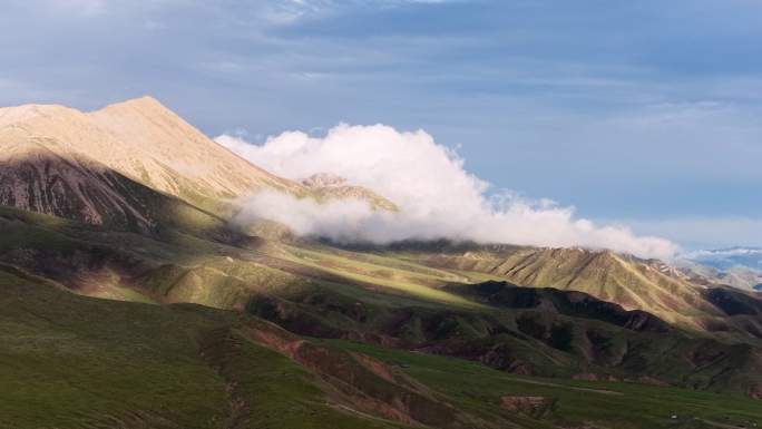 4K航拍蔚蓝天空下雪山自然风光