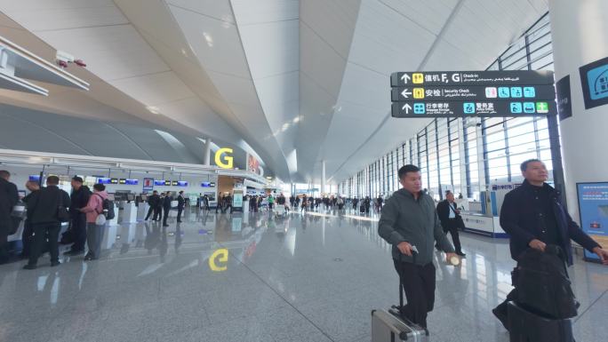 新疆天山国际机场 机场大厅人来人往