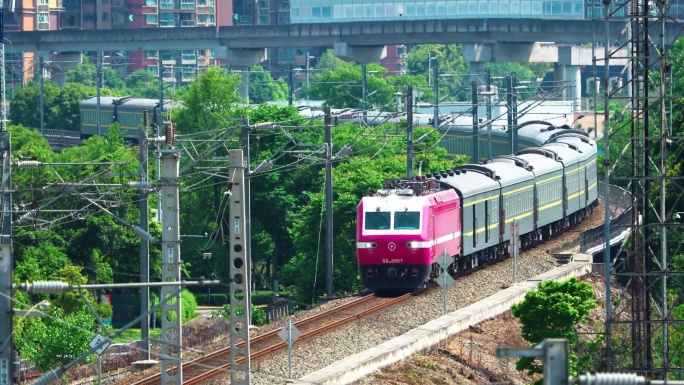 绿皮火车蜿蜒前行