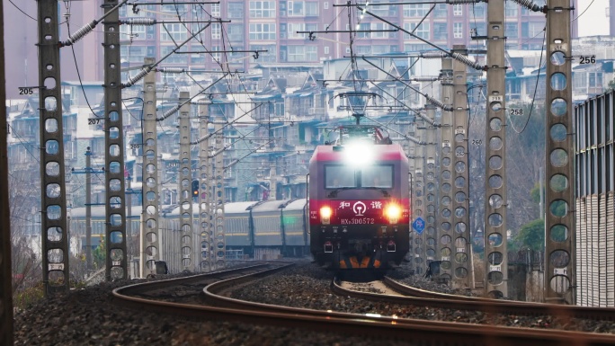 绿皮火车迎面驶来