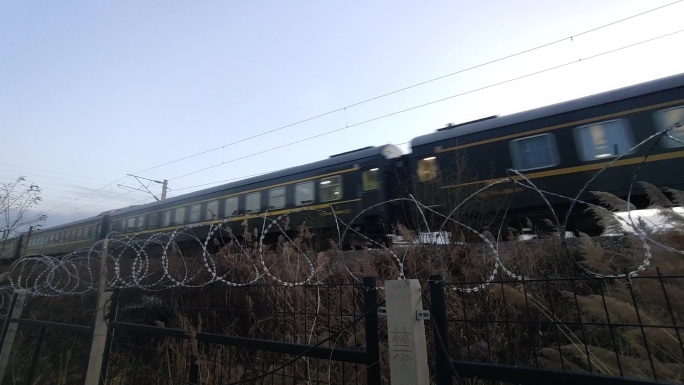 火车行驶过铁丝网围栏