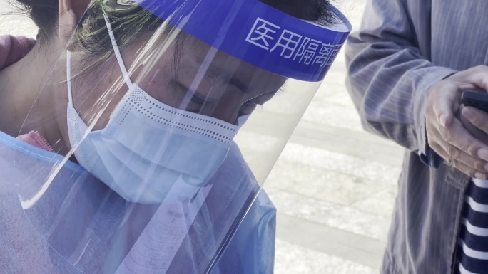 医护人员安慰患者瞬间