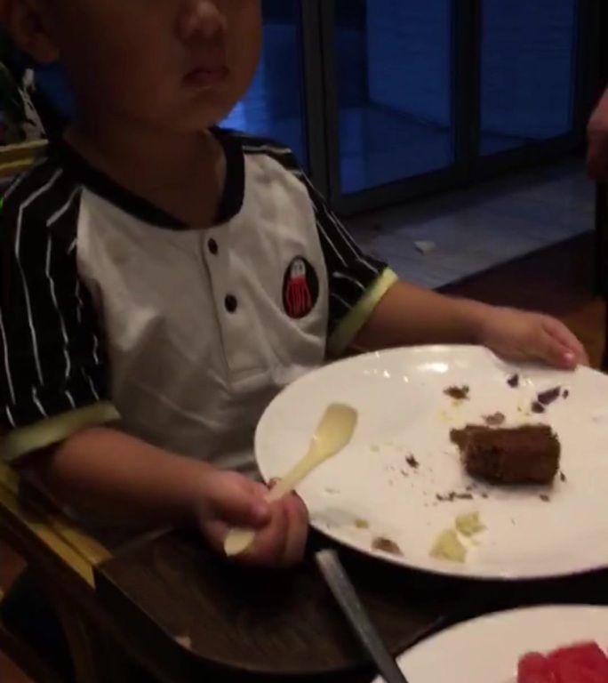 竖屏小孩子吃西餐儿童座椅