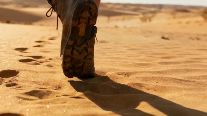 不同场景下行走的脚步特写