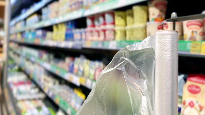 在超市挑选产品