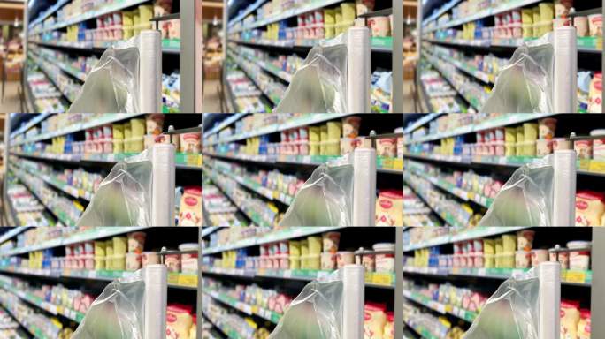 在超市挑选产品