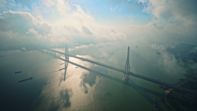 江苏常泰大桥清晨薄雾大景