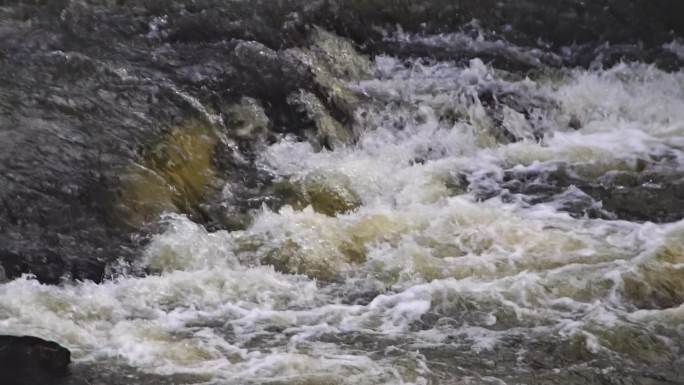 水流冲击岩石特写