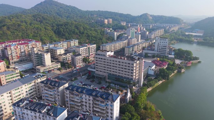 航拍彭泽县渊明湖 城市公路车队